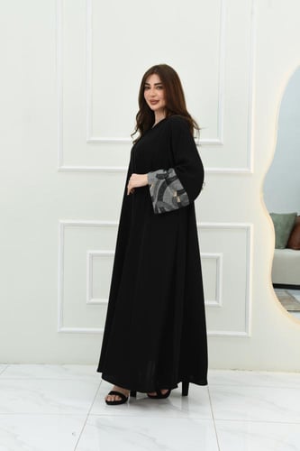 عباية روز بقصة كلوش واكمام ملونة