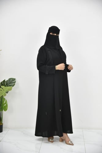 عباية كاجوال بخامة حريرية وشريط تطريز أنيق