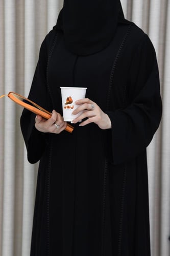 عباية ناعمة بكلفة أنيقة وكم مربع عصري