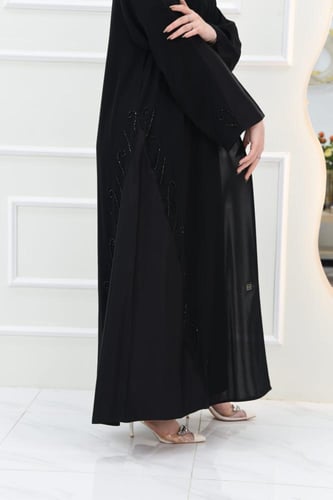 عباية بتطريزات وتفاصيل من قماش جاكار