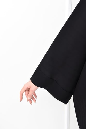 عباية كريب نص بشت بخطوط ناعمة وكم مقلوب