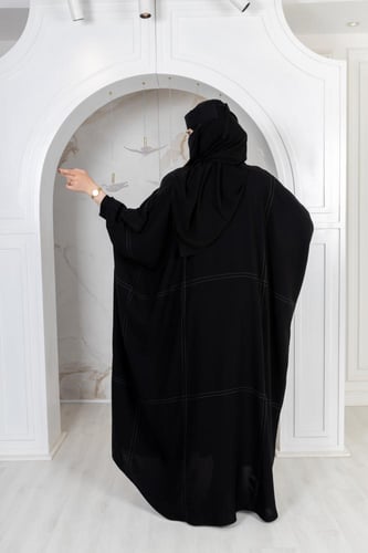 عباية بشت بتطريز مربعات واكمام كسرات بنهاية مقوى
