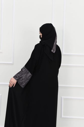 عباية كريب سوداء بأكمام رمادي