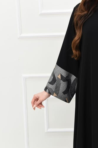 عباية روز بقصة كلوش واكمام ملونة