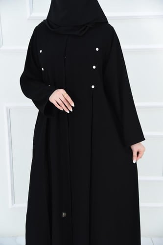 عباية بكسرات وتصميم كلوش مزينة بأزرار بيضاء