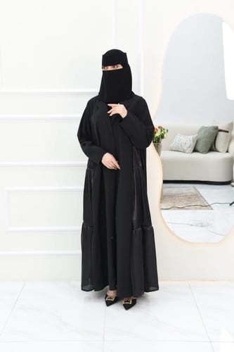 عباية كلوش بلون الأسود منسقة بالأورجانزا في الجوان...