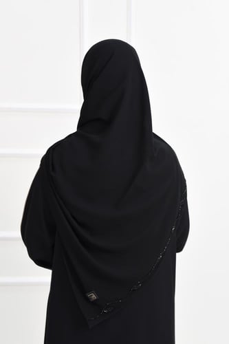 طرحة أنيقة بتطريز شك ناعم يزين الحواف