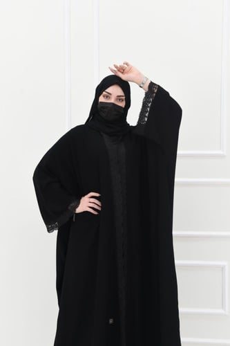 عباية بشت بكلفة انيقة في منتصف الصدر ولأكمام