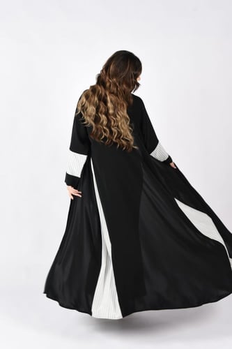 عباية سوداء بتفاصيل بيضاء مقلمة بالأسود