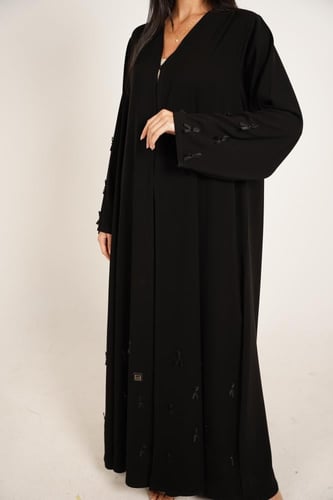 عباية أنيقة بتطريز مميز على الأكمام وأسفل العباية