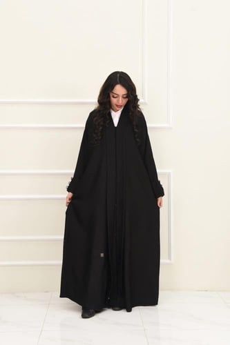 عباية انيقة بياقة بقماش الجاكار