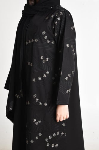 عباية فخمة بتطريز راقٍ يزيّن الجانب الأيسر بألوان...