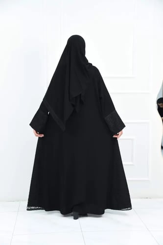 عباية نواعم بدانتيل جانبي مبطن – نعومة وفخامة هادئ...