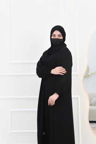 عباية سوداء بأكمام زم مطرزه بالأسود