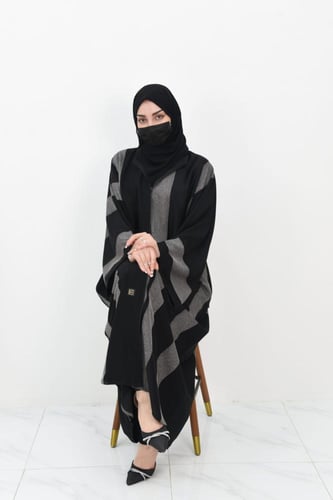 عباية بقماش مقلم بالأبيض والأسود