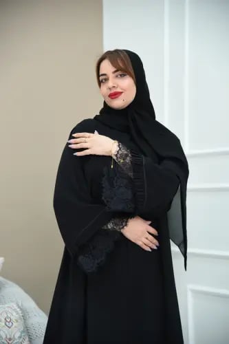 عباية نص كلوش بأكمام واسعة عليها دانتيل وكسرات