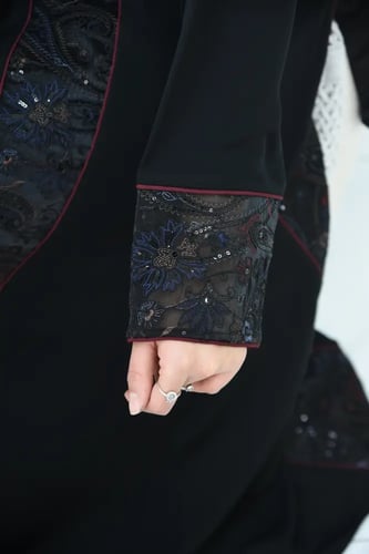 عباية سوداء بدانتيل أورجانزا مطرز ترتر