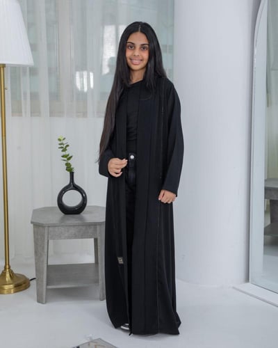 عباية بناتي بثنية منسدلة ومزينة بأشرطة كريستال