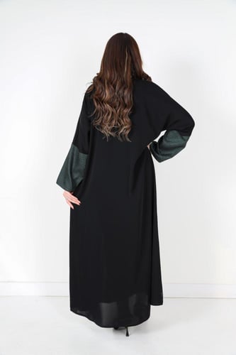 عباية سوداء بأكمام بلون زيتي منقط