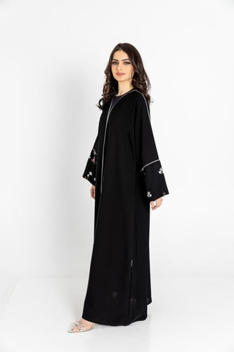 عباية انيقة مزينة بأشكال ملونة على الاكمام