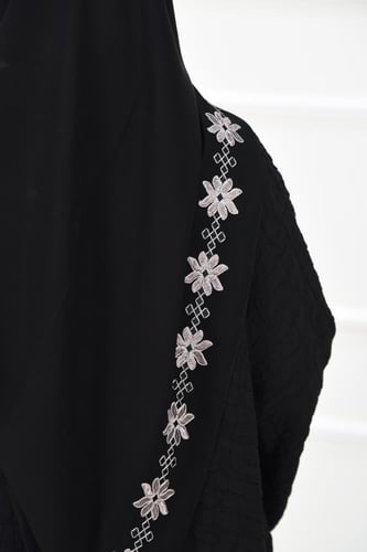 طرحة سوداء بتطريز فضي وبيج