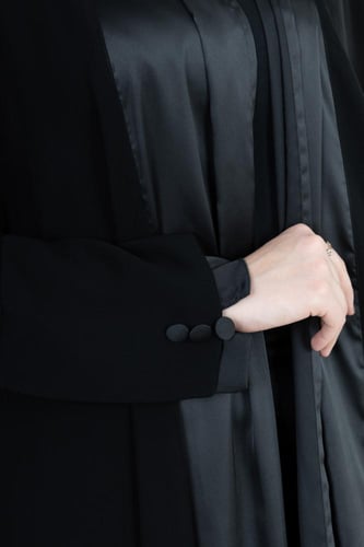 عباية بياقة اكمام بقماش مختلف