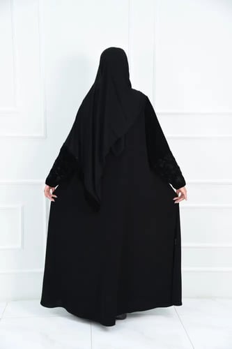 عباية كلوش ملكي بتفاصيل مخمل مطرز على الكم