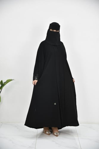 عباية بكلف مطرزة وكسرات ناعمة