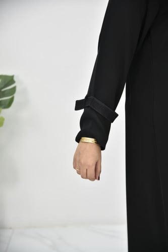 عباية كاجوال بخامة حريرية وشريط تطريز أنيق