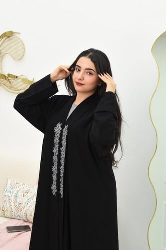 عباية أنيقة مزينة بالفضي