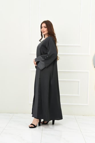 عباية زيتي بتفاصيل منقطة وأكمام طبقتين أنيقة