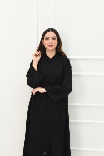 عباية كريب ناعم بأكمام مطرزه بالأسود