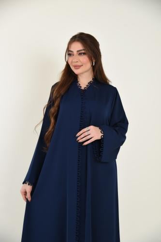 عباية بلون كحلي أنيقة بتفاصيل لوكسة على الحواف