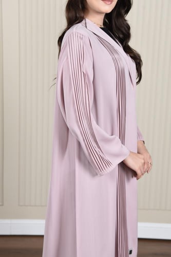 عباية وردية ناعمة بتصميم كسرات