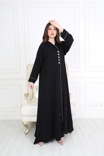 عباية مزينة بازرار قماشية وقيطان باللون البيج