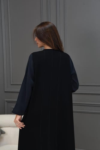 عباية بتصميم متناغم من اللونين الأسود والنيلي الدا...