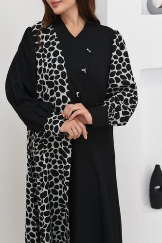 عباية بتصميم متناغم بألوان أسود وأوف وايت