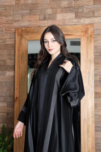 عباية مصممة من قماش ياباني مقلم