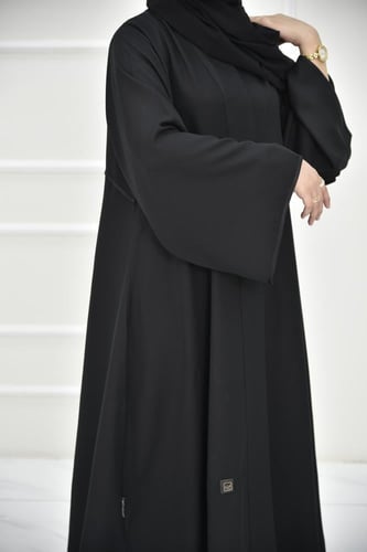 عباية سادة بشريط ستان وكسرات خلفية أنيقة