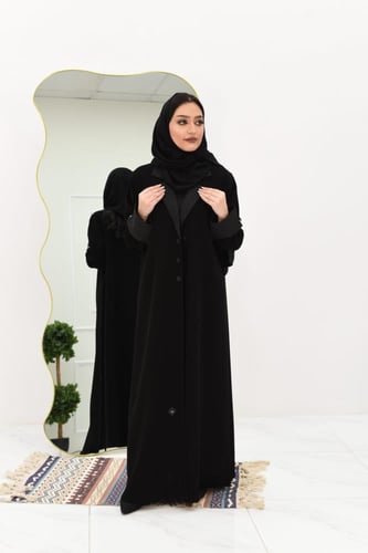 عباية سوداء بياقة واكمام جاكار