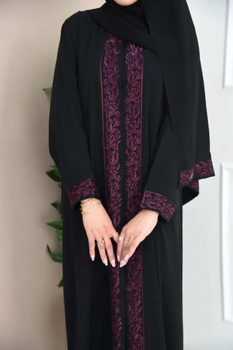 عباية نواعم مطرزة بتفاصيل برغندي