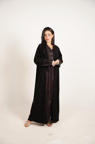 عباية كريب سوداء بتفاصيل ستان بلمعة بني