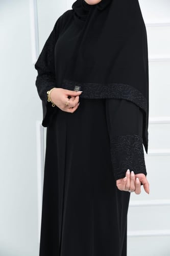 عباية بأكمام بتطريز مختلف لكل كم