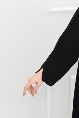 عباية نص كلوش مع ثنيات واكمام مفتوحة