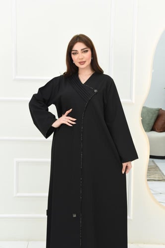 عباية كاجوال بتصميم كسرات أنيقة على الصدر