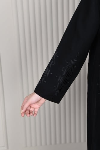 عباية بتطريز أسود وقيطان