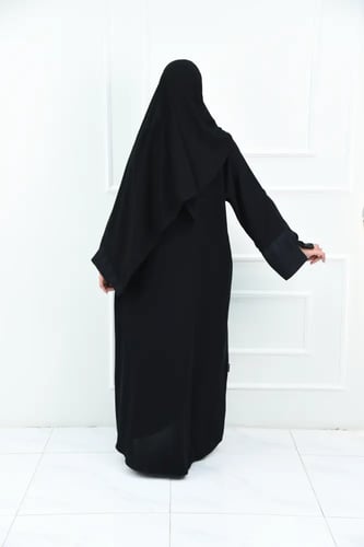 عباية كريب سوداء بقصة مستقيمة وباسورة مفتوحة جاكار