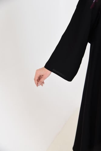 عباية ناعمة بتطريز ملون على الأكتاف