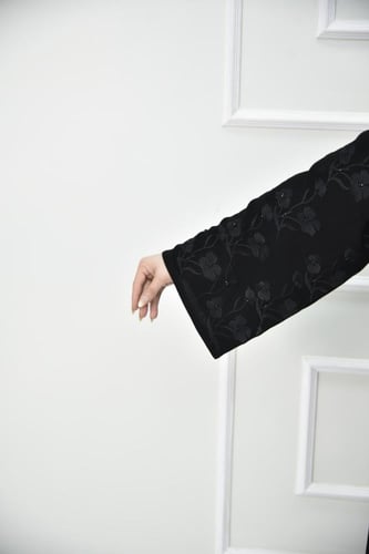 عباية بتطريز ورد اسود على الاكمام