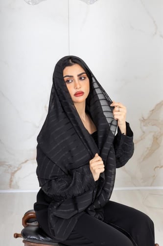 طرحة إلينا اسود مقلم